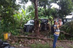 Minibus Pengangkut Uang ATM Terguling, Ratusan Juta Diamankan