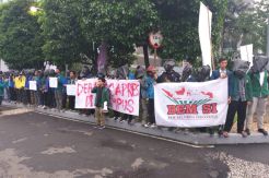 Kenakan Topeng Hitam, Mahasiswa Minta Debat Capres Digelar di Kampus