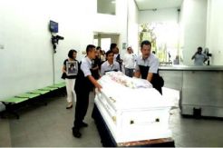 Suasana Haru Proses Kremasi Robby Tumewu