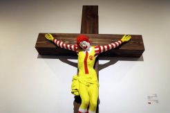 Menuai Protes, Museum Israel Akan Turunkan Patung McJesus