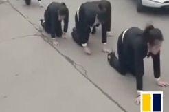 Perusahaan China Hukum Karyawan Merangkak di Jalan Ramai