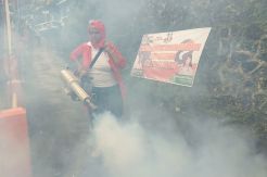 Hujan, 3 Caleg Perempuan Perindo Tetap Asapi Ratusan Rumah Warga