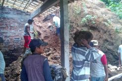 Tebing Tujuh Meter Longsor, Dua Rumah Warga Rusak