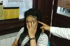 Kening Gadis Cantik Ini Benjol Dihantam Helm Sang Pacar
