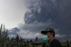 Gunung Agung Kembali Erupsi Hujan Abu Disertai Pasir