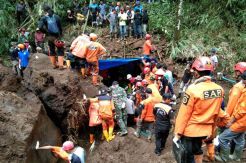 Anjing Pelacak Dikerahkan, Kakek Tertimbun Longsor Ditemukan