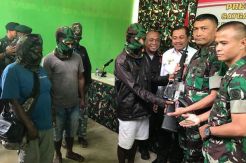 Serahkan Senapan M16, 2 Keluarga Eks Anggota OPM Kembali ke NKRI