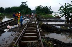 Rel KA di Batang Tertimbun Longsor Setinggi 1,5 Meter