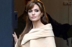 Angelina Jolie Akan...