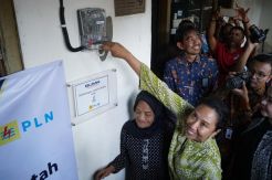 BUMN Sambung Listrik Gratis, Menteri Rini Ingin Topang Ekonomi Warga