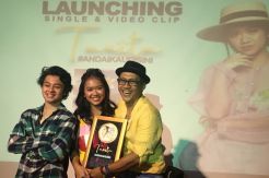 Debut Jadi Produser,...
