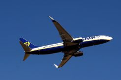 Maskapai Berbiaya Murah Ryanair Merugi di Tengah Kompetisi Sengit