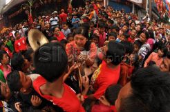 Rayakan Imlek, Klenteng Boen San Bio Bagikan Ribuan Angpau