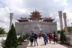 Libur Imlek, Vihara Patung Seribu Dipadati Pengunjung