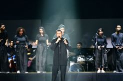 Tulus Bius Ribuan Penggemar di Konser Monokrom