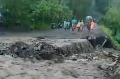 Banjir Lahar Dingin Gunung Agung Lumpuhkan Akses Warga