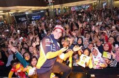 Histeris Penggemar ketika Marquez Sapa Pengunjung Honda Sport Motoshow di Bandung