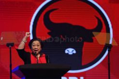 Di Hadapan Kader PDIP, Megawati Sindir Janji-janji Prabowo-Sandi