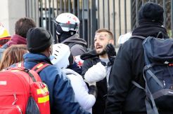 Terkena Granat, 4 Jari Tangan Demonstran Rompi Kuning Putus