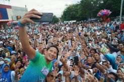 Ratusan Warga Pekalongan Sambut Sandiaga Uno
