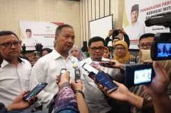 Mensos Serahkan Bantuan 2.000 Alat Bantu Dengar di Jabar