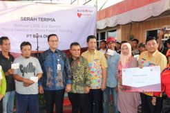 Anies Serahkan Seribu Sak Semen Bagi Korban Kebakaran