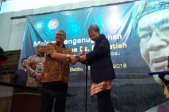 Yus Datuak Parpatiah Raih Penghargaan Budaya dan Umrah dari UBL