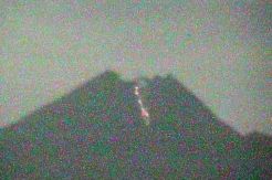 Tengah Malam, Merapi Muntahkan Lava Pijar ke Arah Kali Gendol