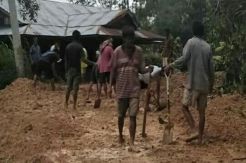 Warga Gotong Royong Evakuasi Longsor di Toraja Utara