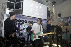 Ramaikan Lagi Dunia Musik Tanah Air, Vokalis Ini Kenalkan Band Baru