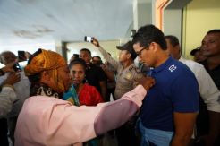 Tiba di Maumere, Sandiaga Uno di Sambut Tarian Soka Papak