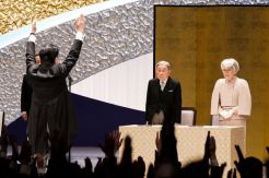 Kaisar Akihito Dorong...