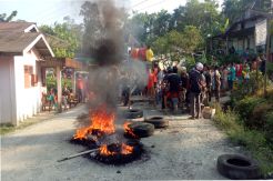 Warga Nias Blokade Jalan dan Bakar Ban, Protes Perbaikan Jalan Tak Kunjung Selesai