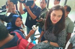 Dapat Kesempatan Dampingi Ibunya, Atiqah Ungkap Ratna Sempat Sedih