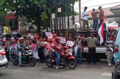 Sidang Perdana Ratna Sarumpaet Diwarnai Unjuk Rasa di Depan PN Jaksel