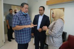 Anies Baswedan dan Istri Jenguk Ani Yudhoyono di Singapura