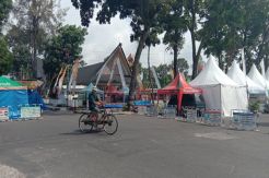 Tutup Jalan untuk Bazar,...