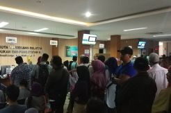 Antre Panjang Mengurus E-KTP, Warga Tangsel Bela-belain Menginap