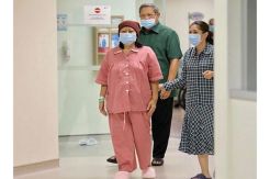 Ani Yudhoyono Lakukan Exercise di Lorong RS NUH Singapura