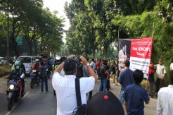 Warga Demo soal Penyerobotan Lahan, Lalu Lintas di Serpong Tersendat
