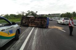 Minibus Terguling di Tol Semarang - Bawen
