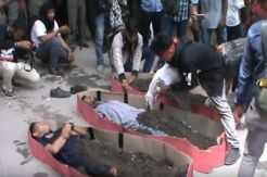 Aksi Kubur Diri Warnai Demo Warga Tolak Tambang di Pulau Wawonii