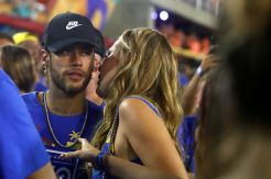 Neymar Tidak Menunjukkan Tanda-tanda Cedera di Karnaval Brasil