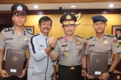 Kapolri Beri Rizki Sani dan Awan Setho Kenaikan Pangkat
