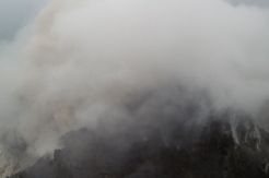 Gunung Merapi Luncurkan Awan Panas dan Gempa Sembilan Kali