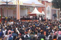 Jokowi Ingatkan Milenial Tidak Main Ponsel Saat Berkendara