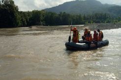 Main di Pinggir Sungai, Bocah 3 Tahun Hanyut Terbawa Arus