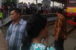 Perjalanan KRL Belum Maksimal, Penumpang Patungan Naik Taksi Online