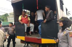 Ratusan Pengguna KRL Telantar, Polres Bogor Kota Kerahkan Truk