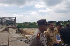 Diguyur Hujan, Jembatan Cipamingkis di Bekasi Kembali Ambrol